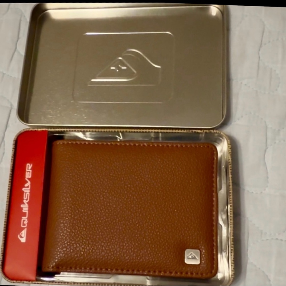 Men’s Quicksilver bi-fold wallet w/metal storage tin, brown/blue, NWT. - Picture 2 of 10